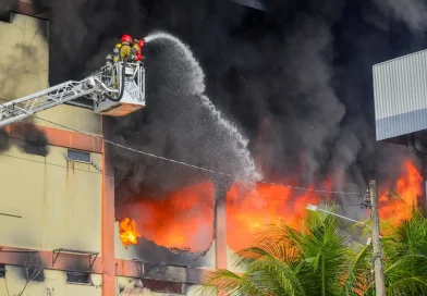 Com equipamentos estratégicos e 100 militares empenhados, Corpo de Bombeiros controla incêndio de grandes proporções na Zona Sul de Macapá