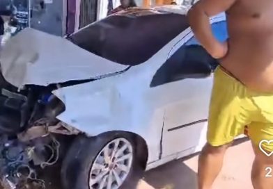 CARRO IVANDE PONTO COMERCIAL APÓS MOTORISTA PERDER O CONTROLE NO BAIRRO ARAXÁ